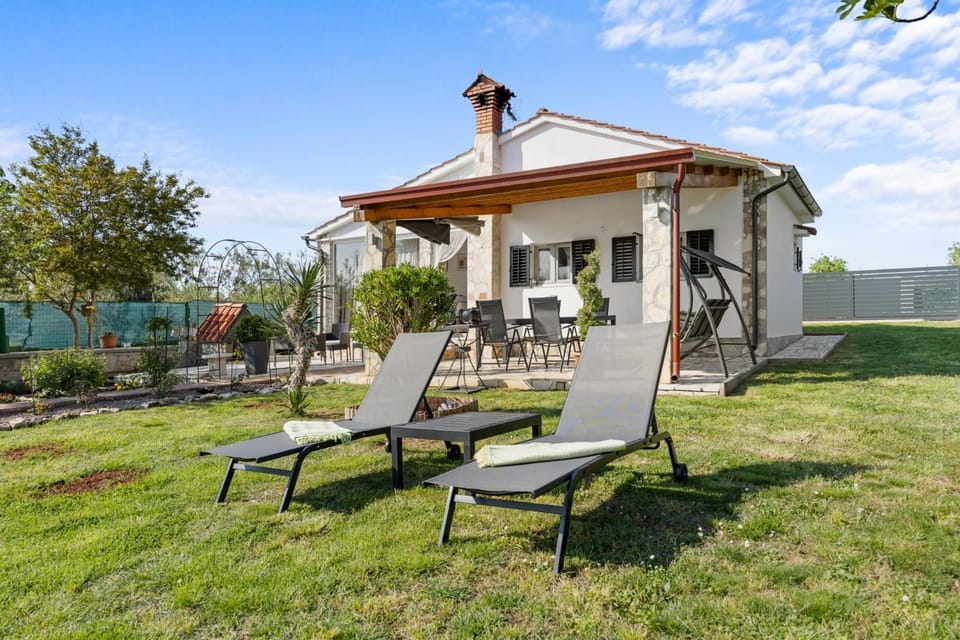 Holiday Home Eli with Direct Access to the Sea - by Istrabook Villa in Banjole
