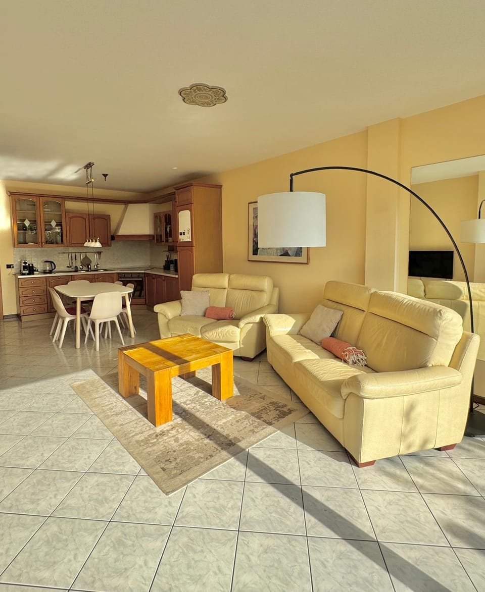 Kitchen or kitchenette, Living room, Seating area, kitchen