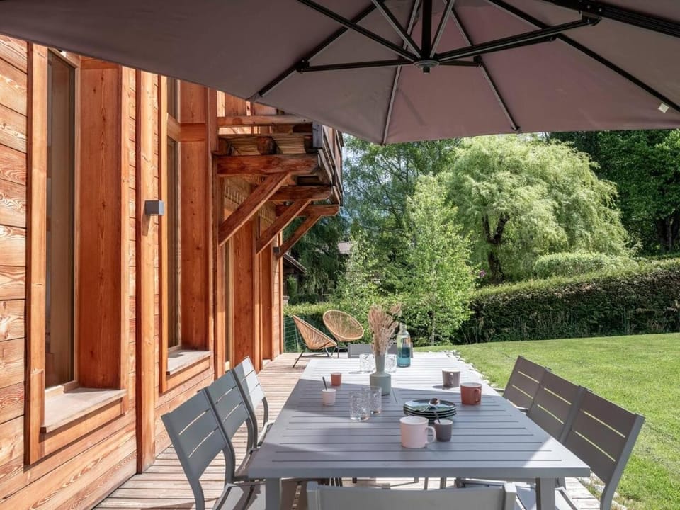 Chalet Marshall - Private Sauna - BBQ - 6 Minutes from Chamonix - By Cozee Rentals Chalet in Les Houches