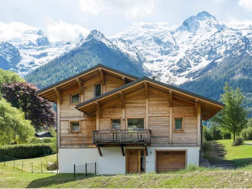 Chalet Marshall - Private Sauna - BBQ - 6 Minutes from Chamonix - By Cozee Rentals Chalet in Les Houches