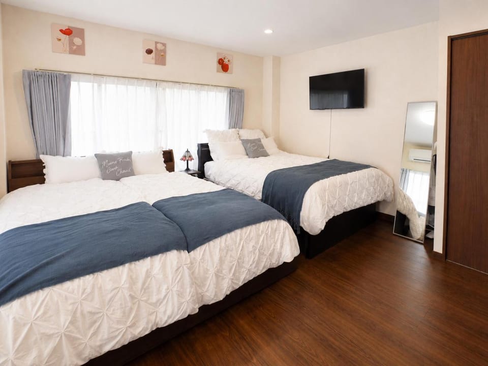 Bed, TV and multimedia, Bedroom