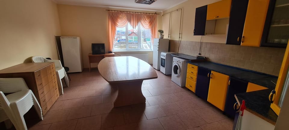 Kitchen or kitchenette, stove, washing machine