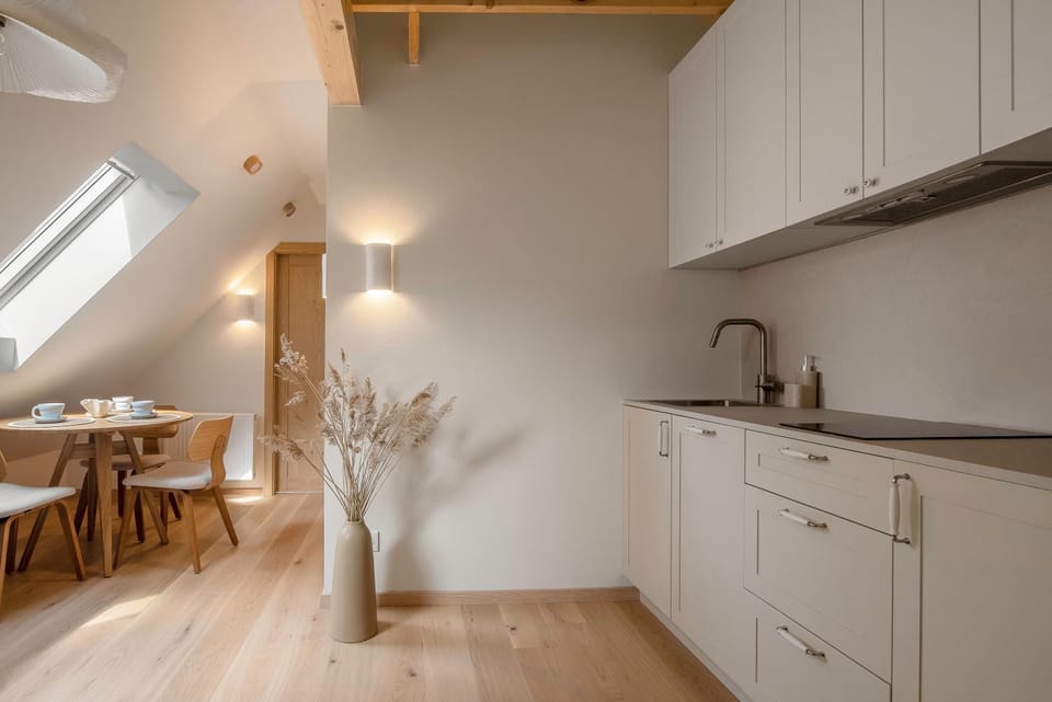 Kitchen or kitchenette, Dining area