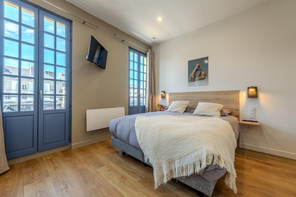 Bed, TV and multimedia, Photo of the whole room, Bedroom