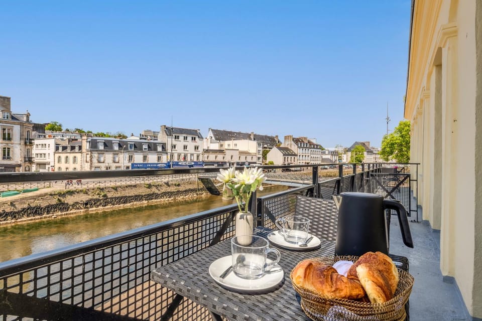 View (from property/room), Balcony/Terrace, City view, River view