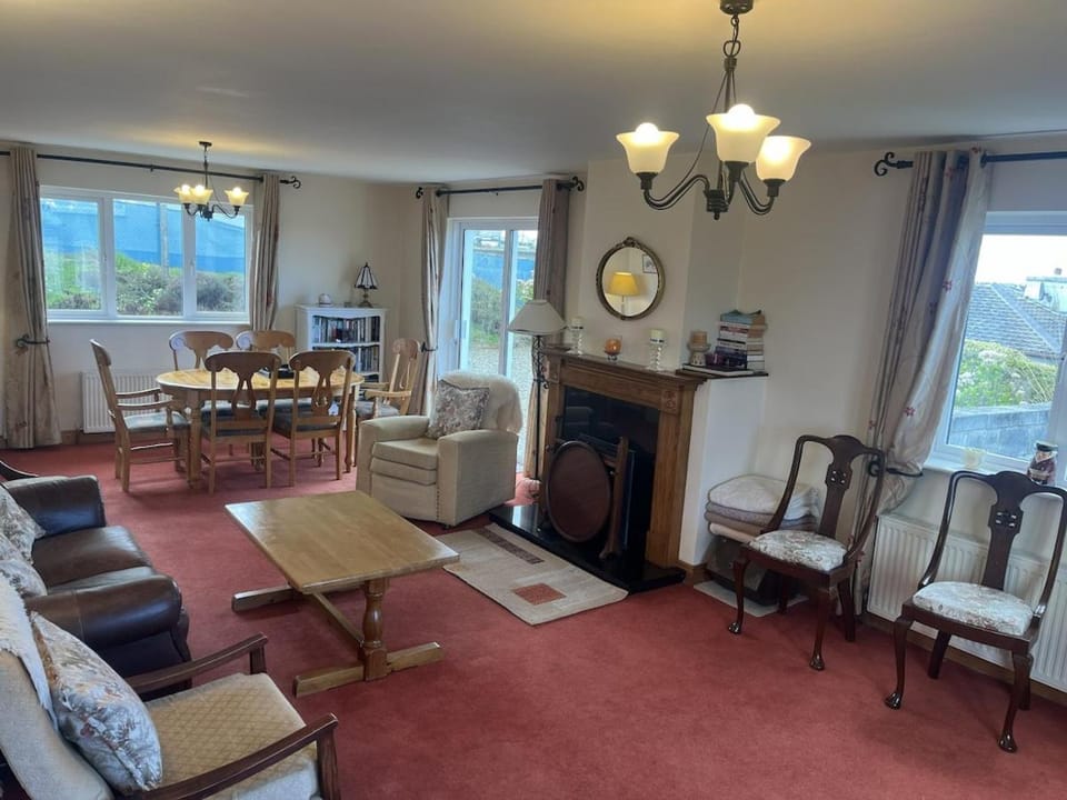 TV and multimedia, Living room, Seating area, Dining area