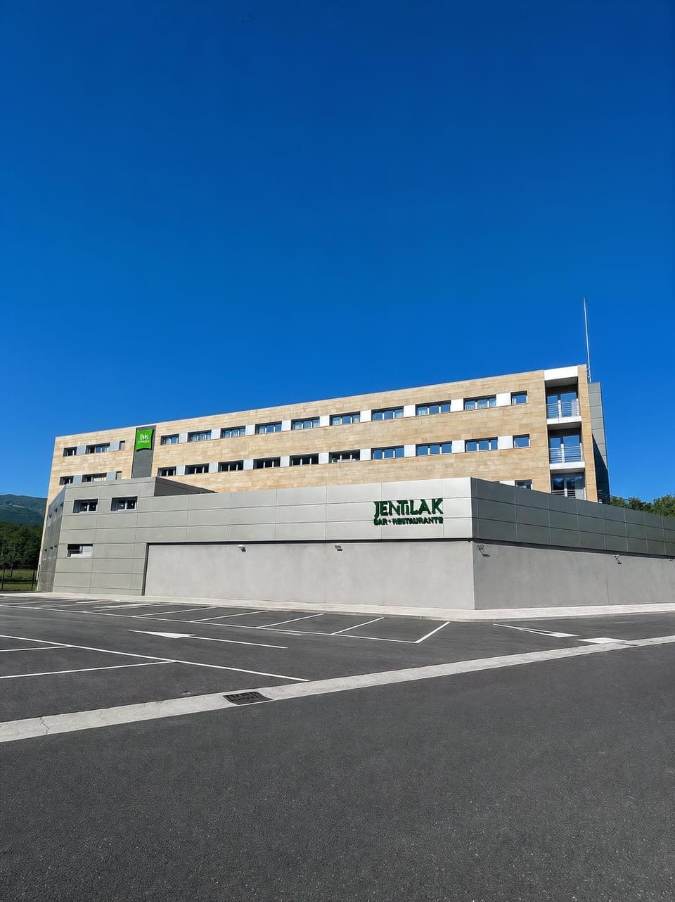Facade/entrance