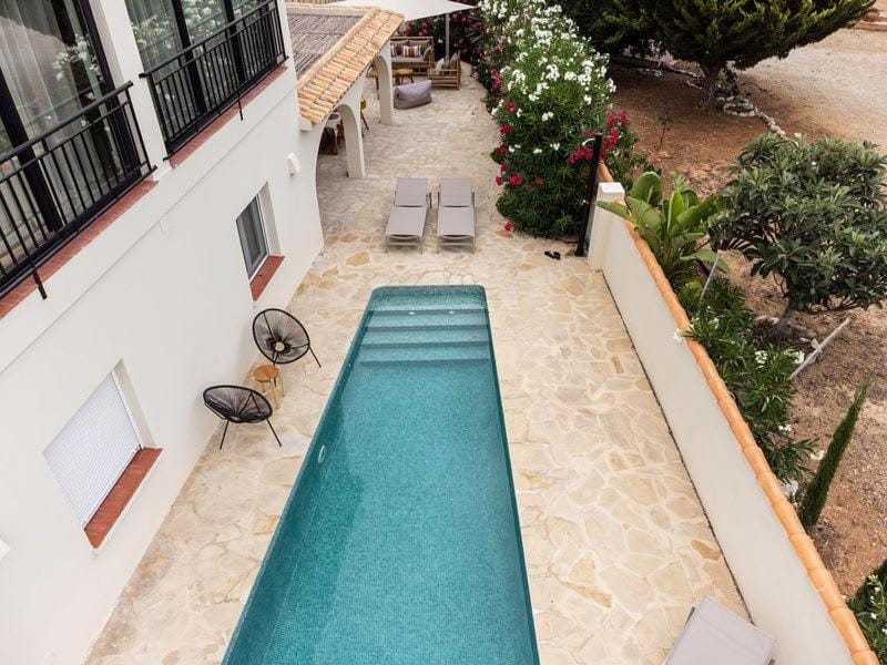 Swimming pool, sunbed