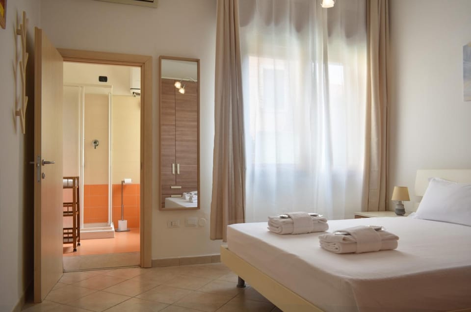 Bed, Bathroom, Photo of the whole room, Bedroom, towels