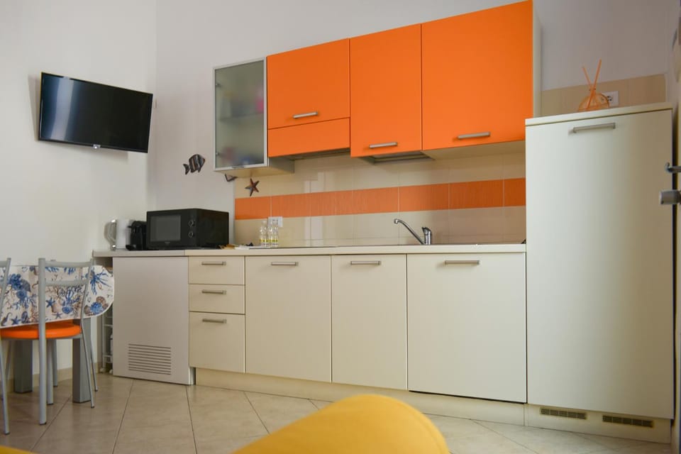 TV and multimedia, Coffee/tea facilities, Kitchen or kitchenette, microwave, stove, washing machine