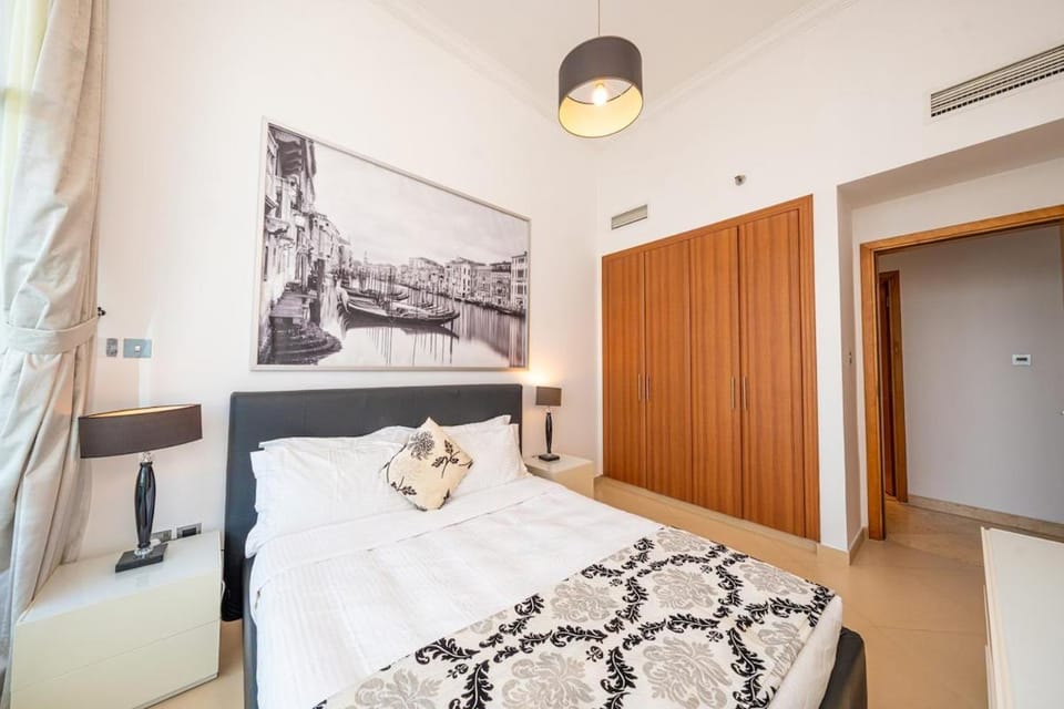 Luxury 2BR Waterfront Stay - Marina & Canal View Apartment in Dubai