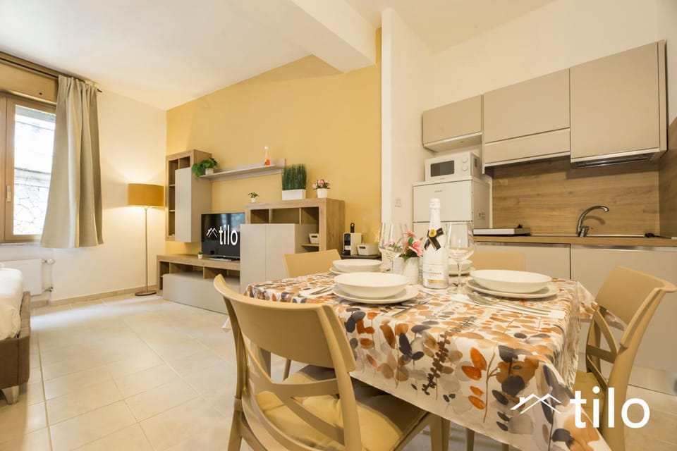 Kitchen or kitchenette, Dining area, stove