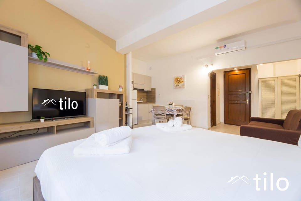 Bed, Property logo or sign, Kitchen or kitchenette, Dining area, Bedroom, towels, air conditioner