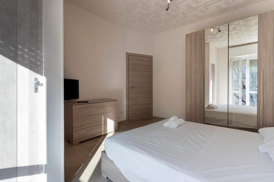 Bed, TV and multimedia, Photo of the whole room, Bedroom, wardrobe