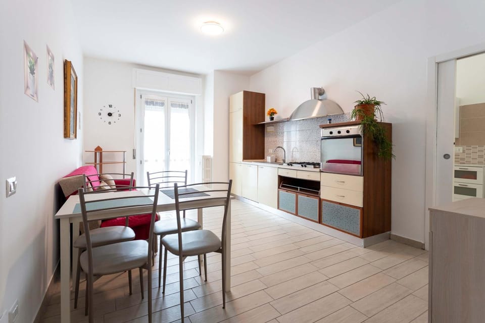 Kitchen or kitchenette, Living room, Seating area, Dining area, oven, stove