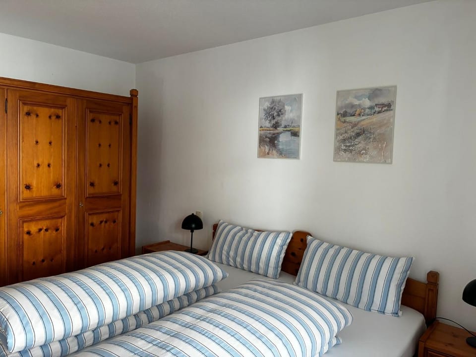 Photo of the whole room, Bedroom, wardrobe