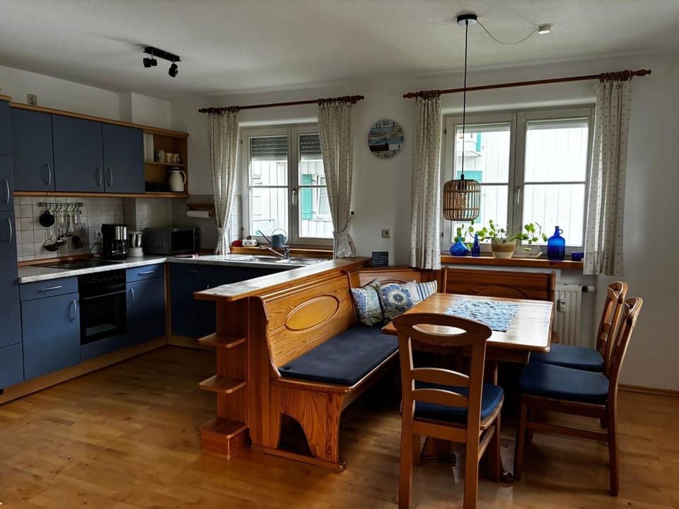 Kitchen or kitchenette, Dining area, dishwasher, stove