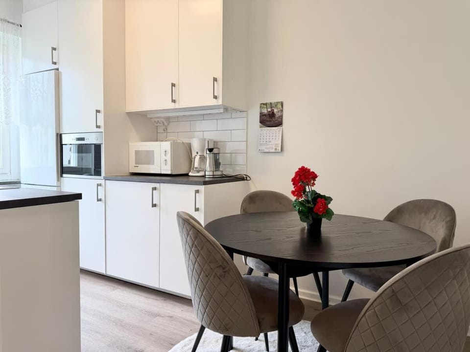 Workers & Family Homes Modern 2BR Apartment with Free Parking 10 min to Volvo Apartment in Gothenburg
