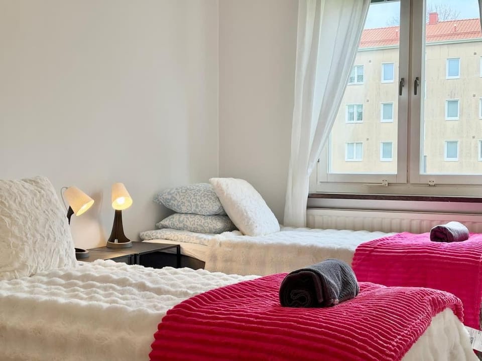 Workers & Family Homes Modern 2BR Apartment with Free Parking 10 min to Volvo Apartment in Gothenburg
