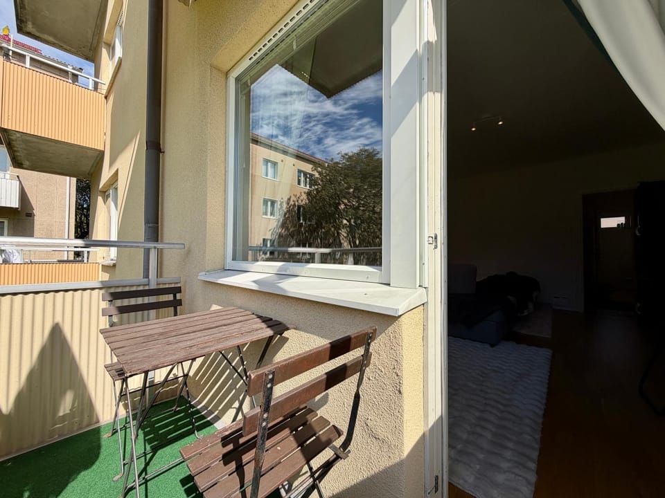 Workers & Family Homes Modern 2BR Apartment with Free Parking 10 min to Volvo Apartment in Gothenburg