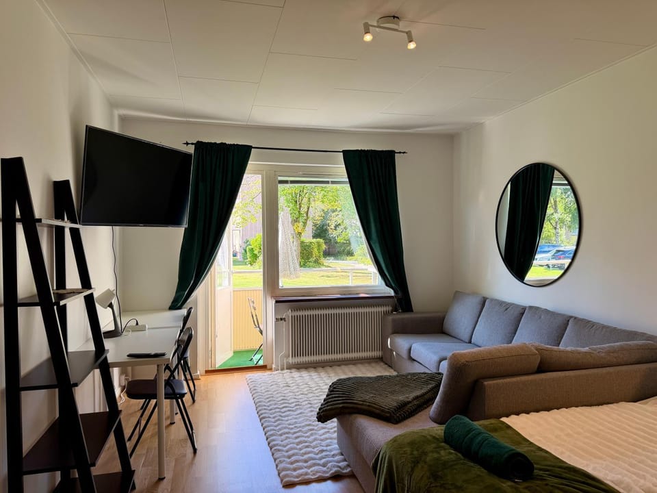 Workers & Family Homes Modern 2BR Apartment with Free Parking 10 min to Volvo Apartment in Gothenburg
