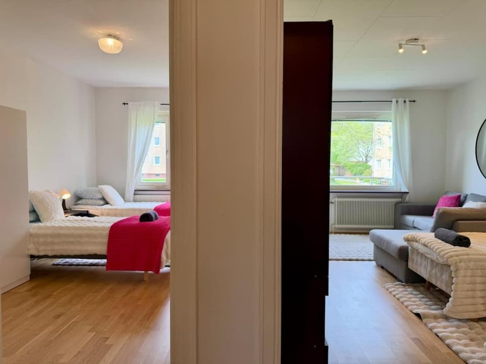 Workers & Family Homes Modern 2BR Apartment with Free Parking 10 min to Volvo Apartment in Gothenburg