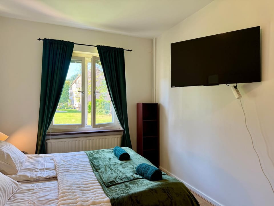 Workers & Family Homes Modern 2BR Apartment with Free Parking 10 min to Volvo Apartment in Gothenburg