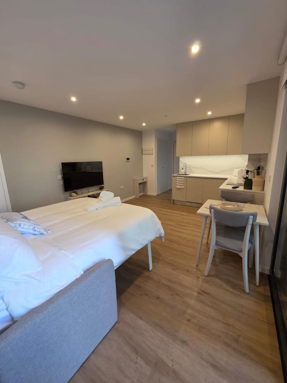 Bed, TV and multimedia, Kitchen or kitchenette, Photo of the whole room, Bedroom, towels