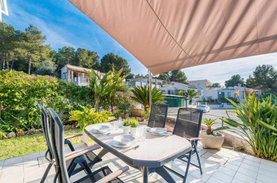 Property building, Balcony/Terrace, Living room