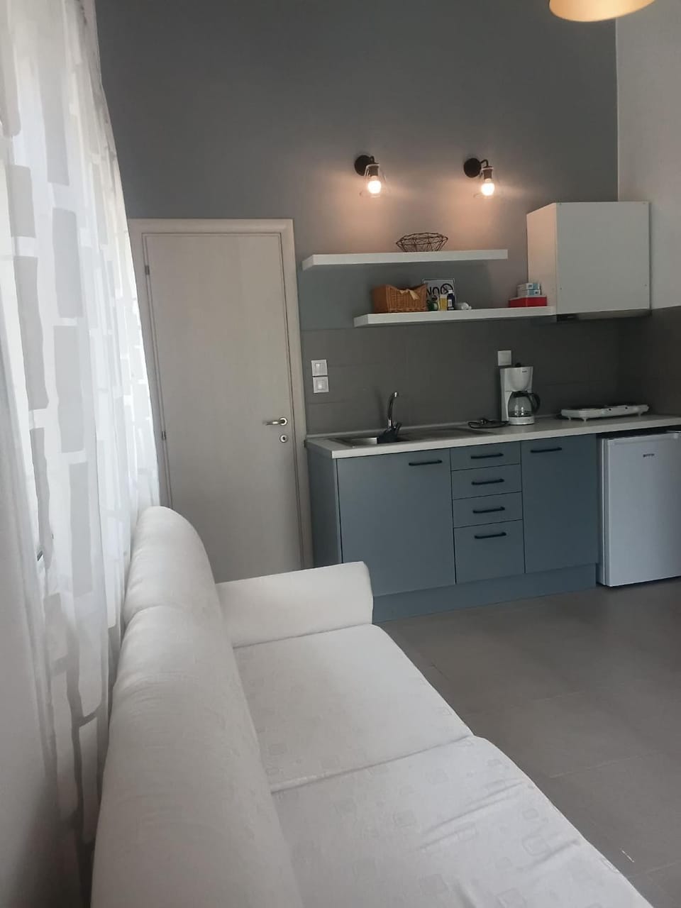 Kitchen or kitchenette, Seating area, stove