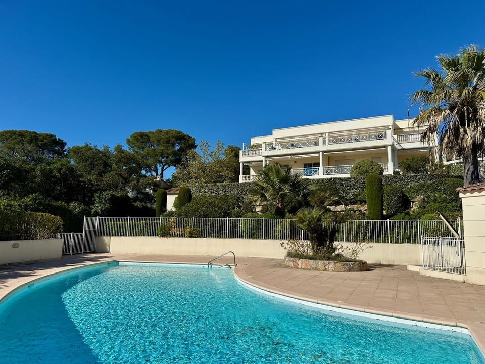 Les Palmiers de Santa Lucia - vue mer piscine Saint Raphaël Apartment in Saint-Raphael