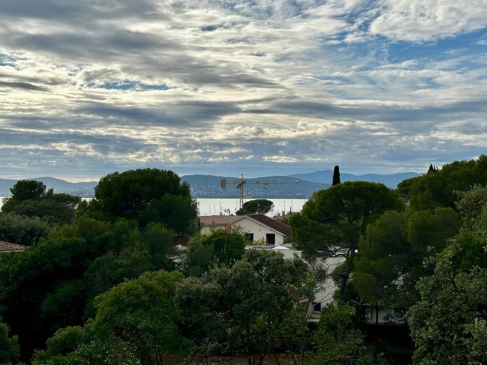 Les Palmiers de Santa Lucia - vue mer piscine Saint Raphaël Apartment in Saint-Raphael