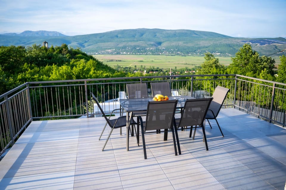 Natural landscape, View (from property/room), Balcony/Terrace, Dining area, Mountain view