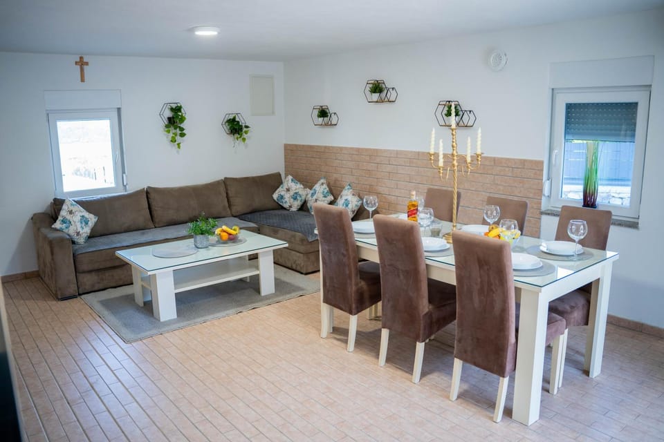 Seating area, Dining area