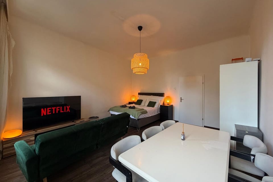 Near Schönbrunn & Mariahilfer Straße I 4 Guests I Schönbrunn Metro 5 min Apartment in Vienna