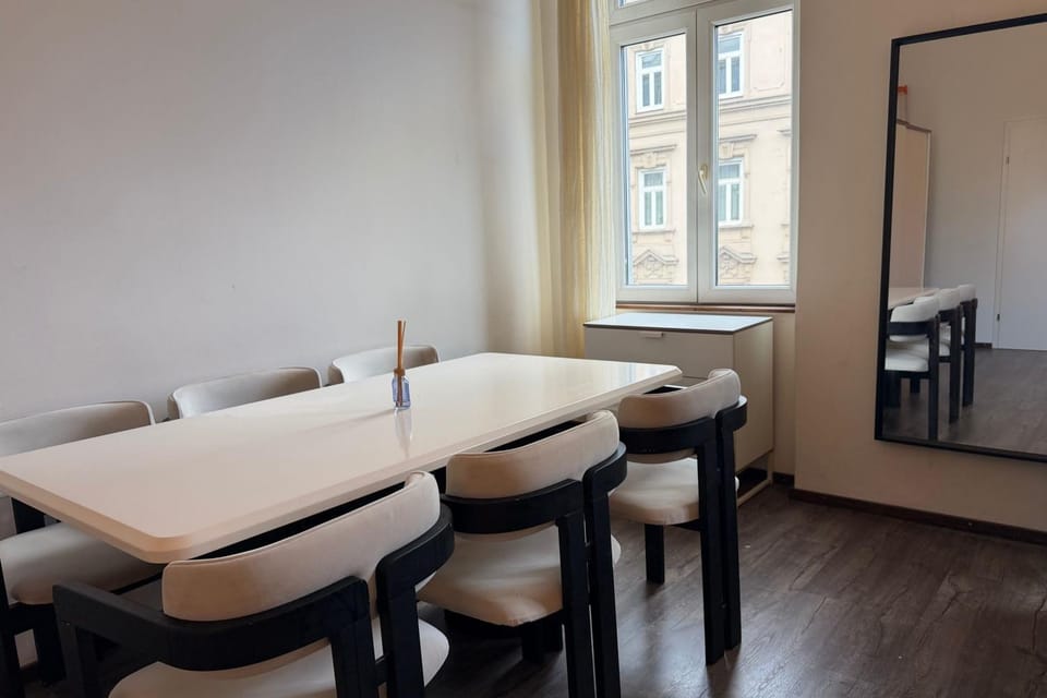 Near Schönbrunn & Mariahilfer Straße I 4 Guests I Schönbrunn Metro 5 min Apartment in Vienna