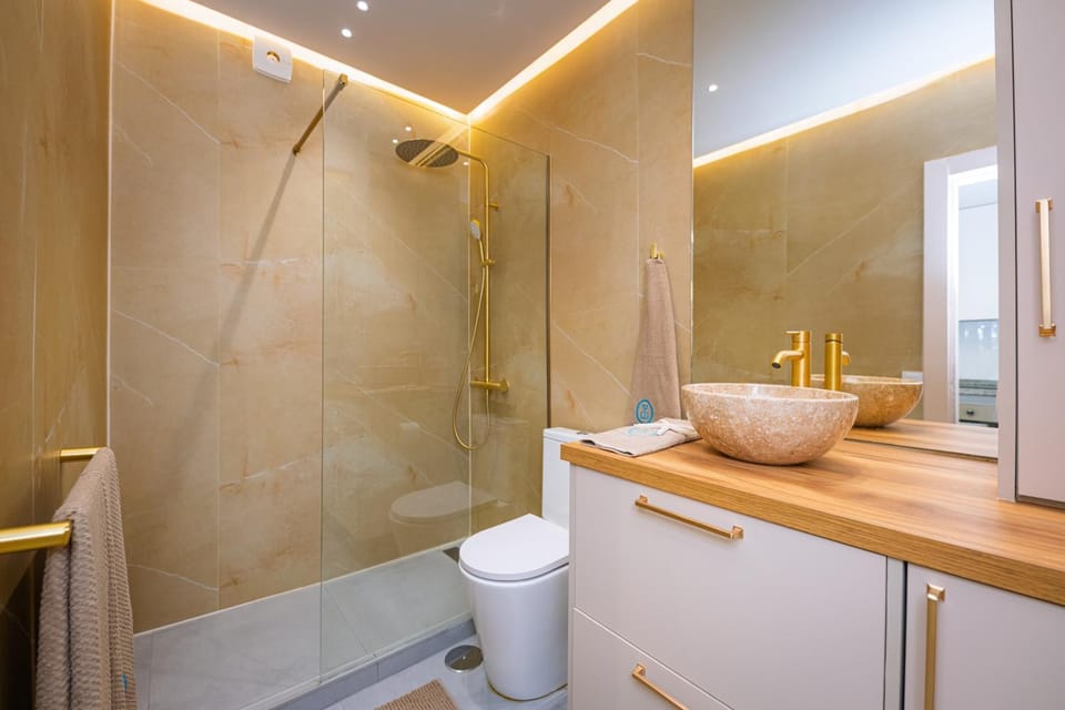 Shower, Toilet, Bathroom, towels, washing machine