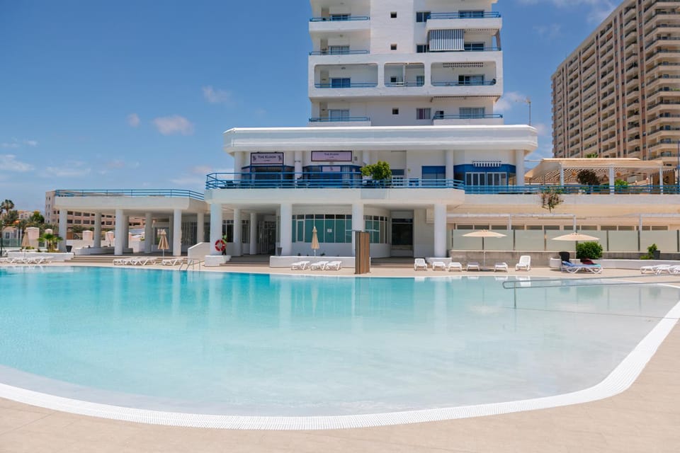 Property building, Day, Pool view, Swimming pool, sunbed