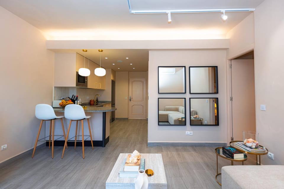 Kitchen or kitchenette, Living room, Seating area, Dining area, kitchen