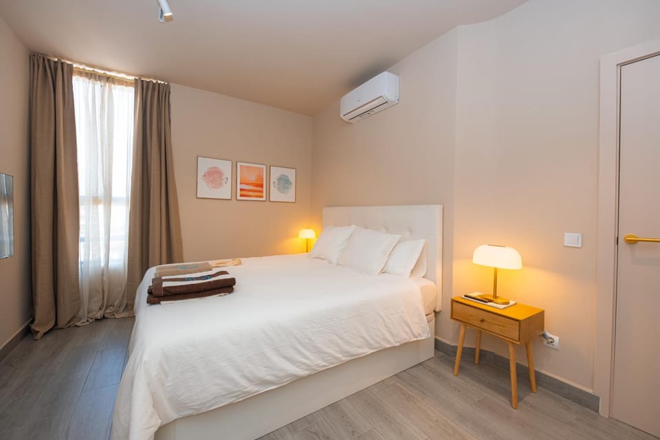 Bed, TV and multimedia, Photo of the whole room, Decorative detail, Bedroom, internet, towels, air conditioner