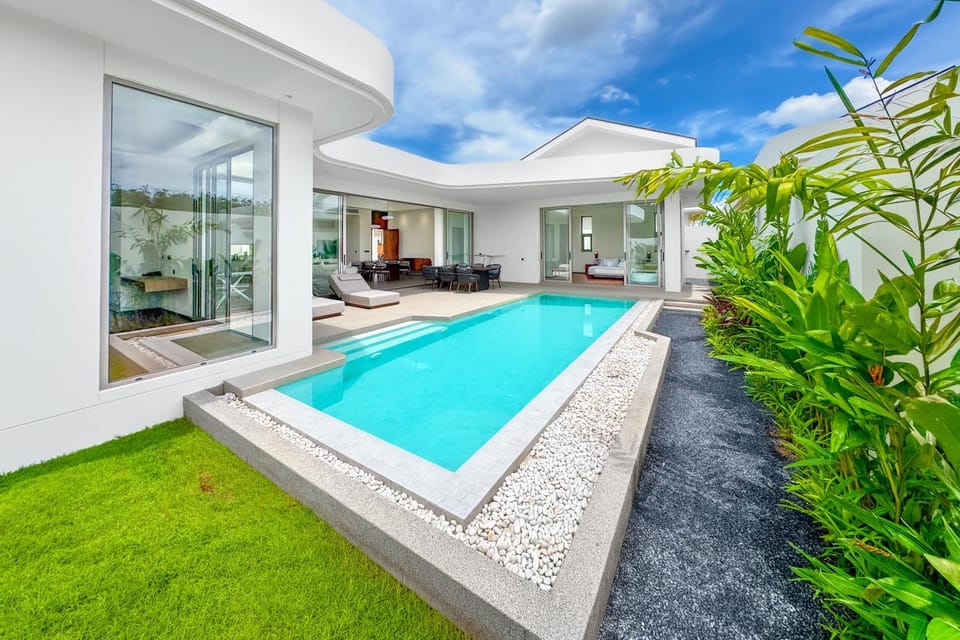 Swimming pool, sunbed