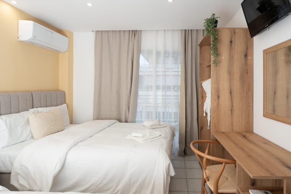 Bed, TV and multimedia, Photo of the whole room, Bedroom, wardrobe, air conditioner