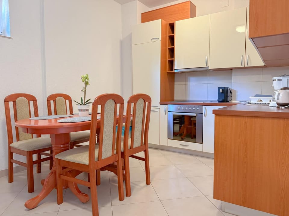 Living room, Seating area, Dining area, oven, stove