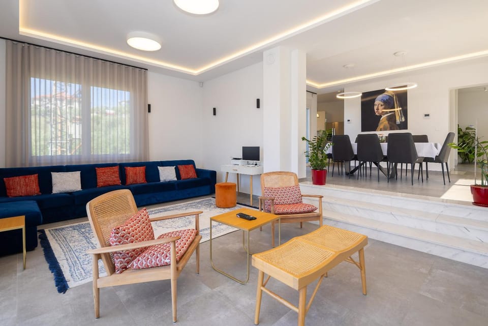 Living room, Decorative detail, Seating area, Dining area