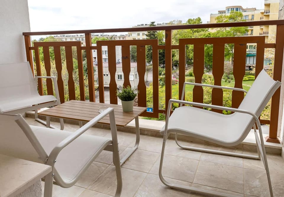 Day, Balcony/Terrace, Seating area