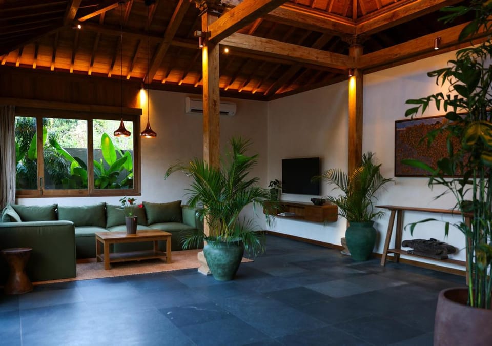 Garden, TV and multimedia, Living room, Seating area, Evening entertainment, Garden view