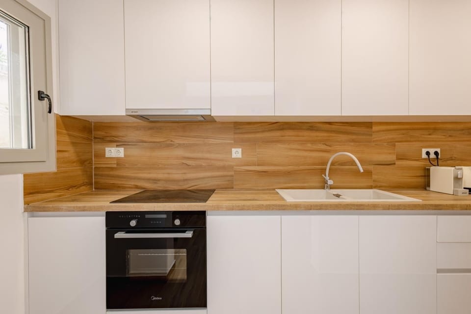 Kitchen or kitchenette, minibar, stove