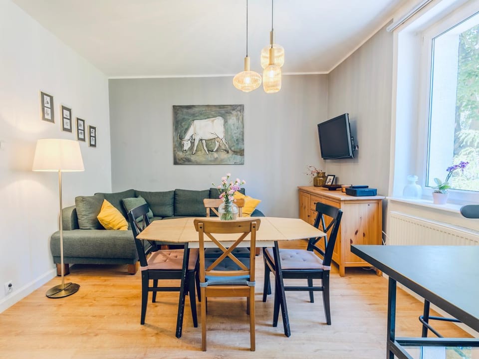 TV and multimedia, Living room, Seating area, Dining area