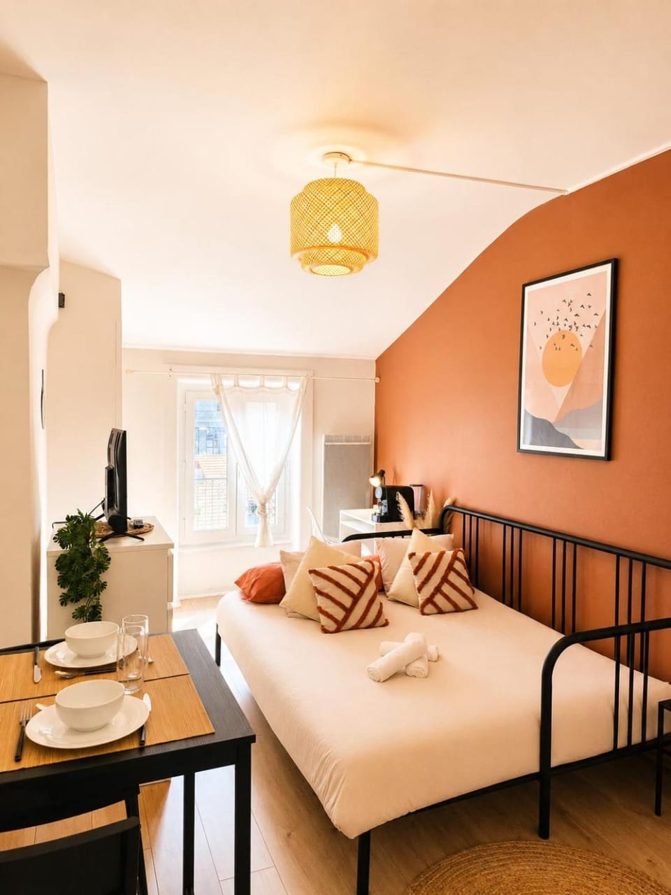 Bed, Photo of the whole room, Dining area