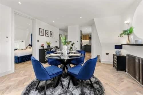 Chic 2-Bed Flat in Little Venice Apartment in City of Westminster